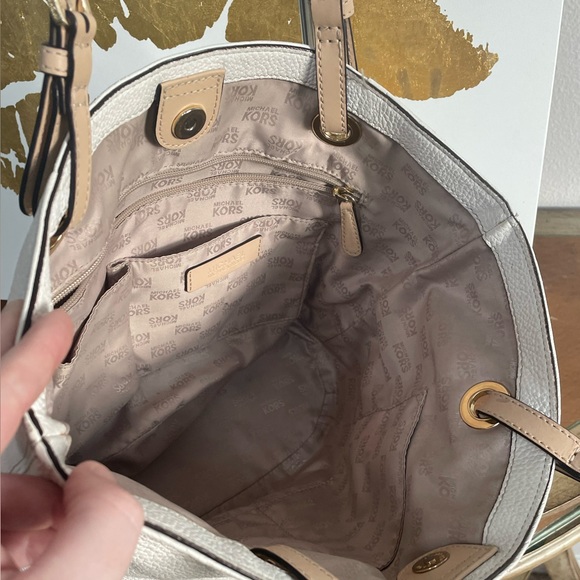 Michael Kors White Leather Shoulder Bag, gold hardware - Picture 3 of 16